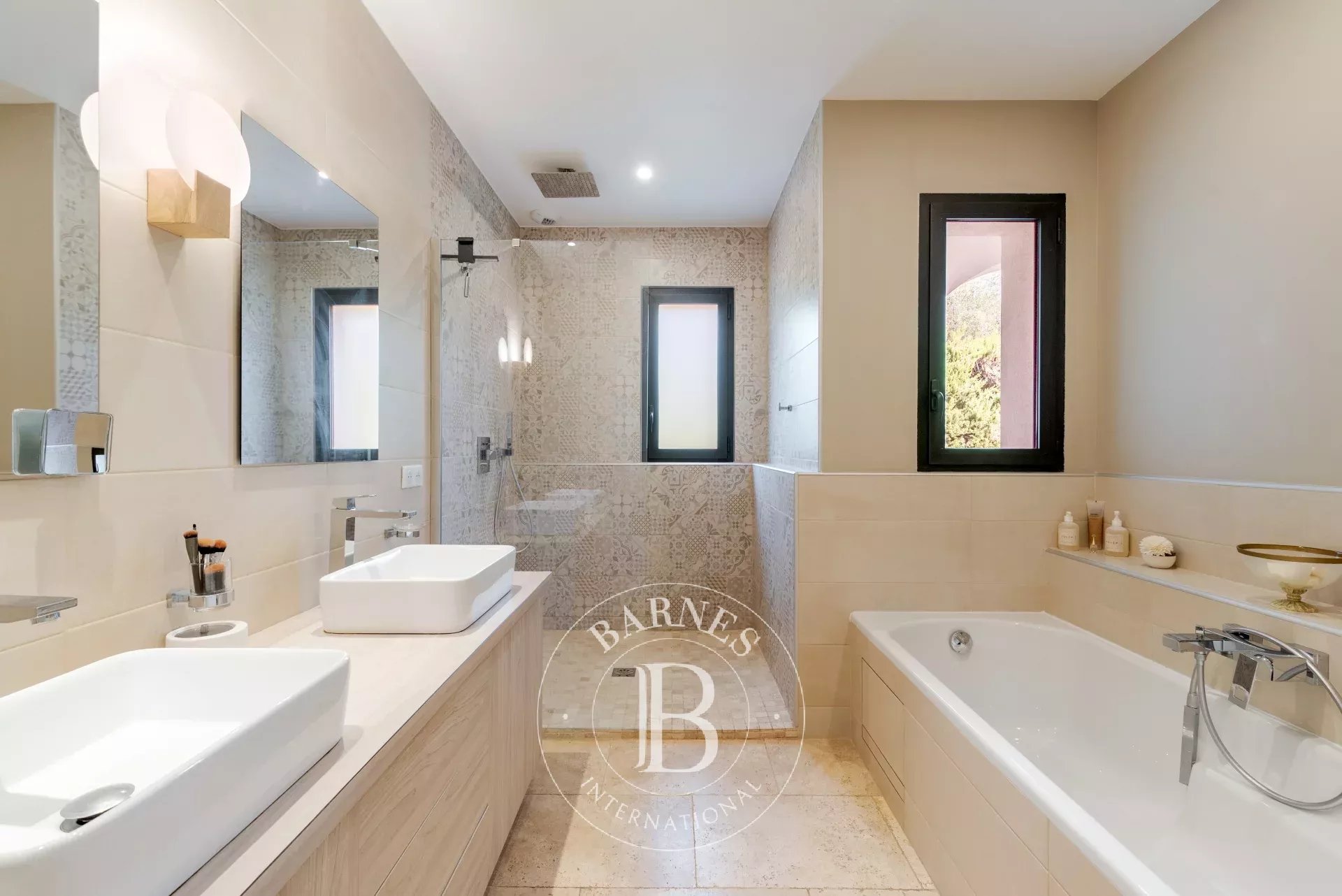 Roquefort-les-Pins - Villa de caractère avec maison d’amis et 3 appartements indépendants - 9 chambres