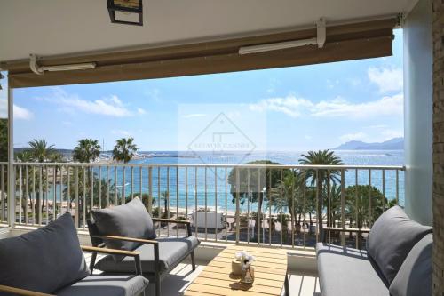 Cannes Croisette – Superbe 3 pièces rénové avec vue panoramique sur la baie de Cannes !