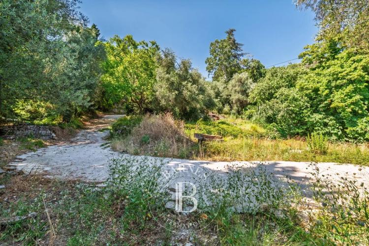 Grasse - Saint François - Terrain viabilisé vue mer - 2300m²
