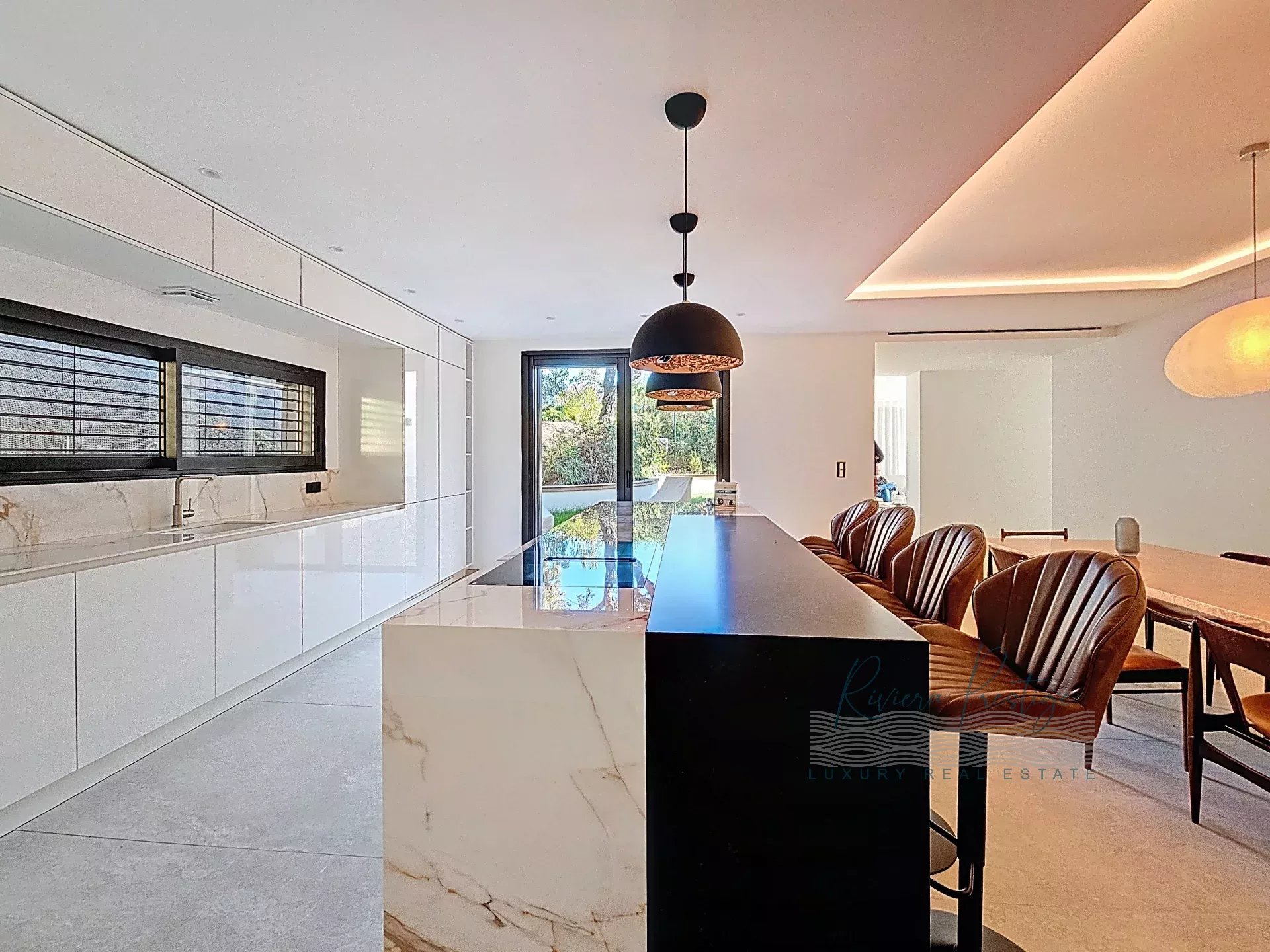 Villa contemporaine neuve avec piscine miroir - vue mer