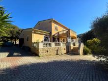 Dans un domaine privé proche de La Turbie, à vendre villa présentant un potentiel important