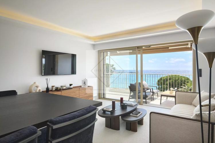 Cannes Croisette – Superbe 3 pièces rénové avec vue panoramique sur la baie de Cannes !