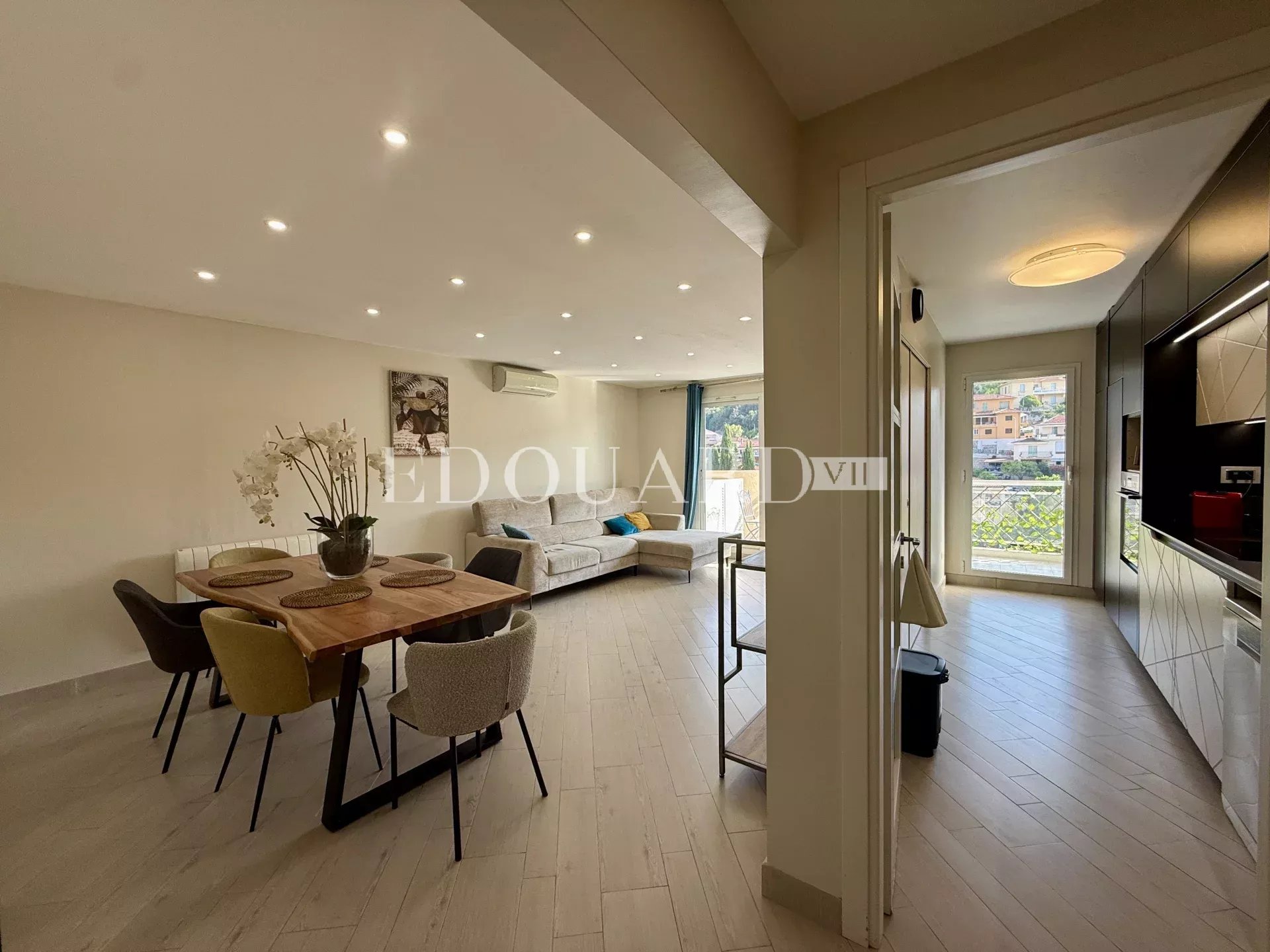 Sur la commune de Roquebrune Cap Martin, trois pièces avec terrasse, belle vue dégagée et grand garage