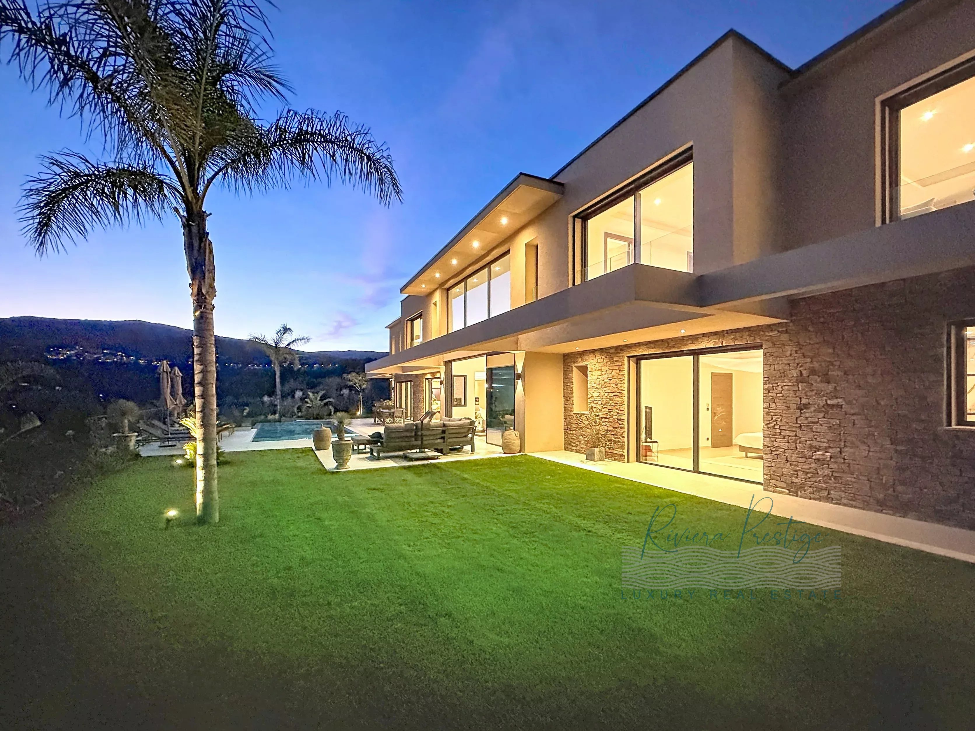 OPIO: Contemporaine dans domaine privé avec vue sur le golf et le vieux village