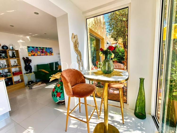 Roquebrune Cap Martin, trois pièces avec spectaculaire terrasse, petite piscine privée et superbe vue mer