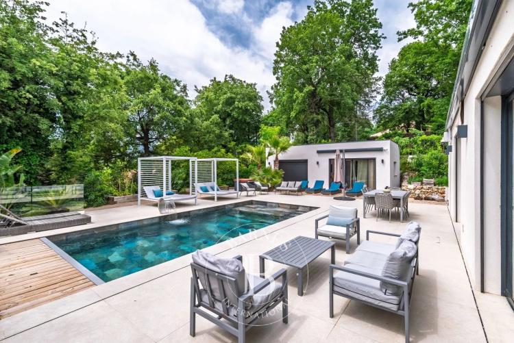 5mn de Valbonne - Magnifique maison contemporaine – 5 chambres – Domotique – Piscine – Studio indépendant