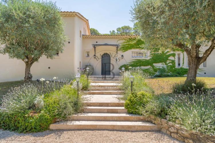 MOUGINS - VILLA DE CHARME - PROCHE DE L'ETANG