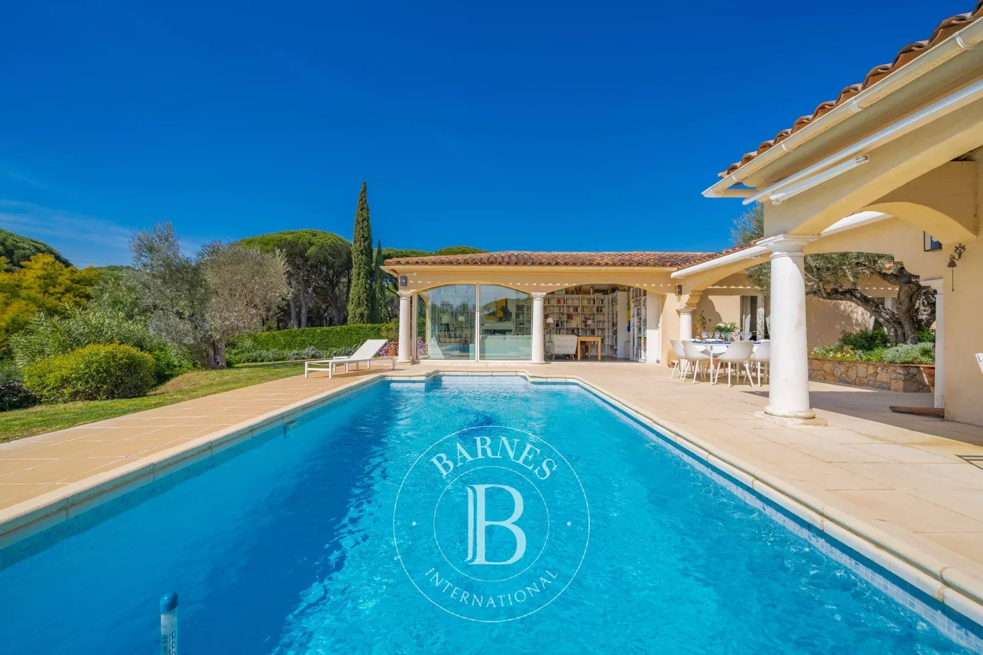 SAINT-RAPHAËL - VILLA DE STANDING DANS UN ENVIRONNEMENT PRÉSERVÉ