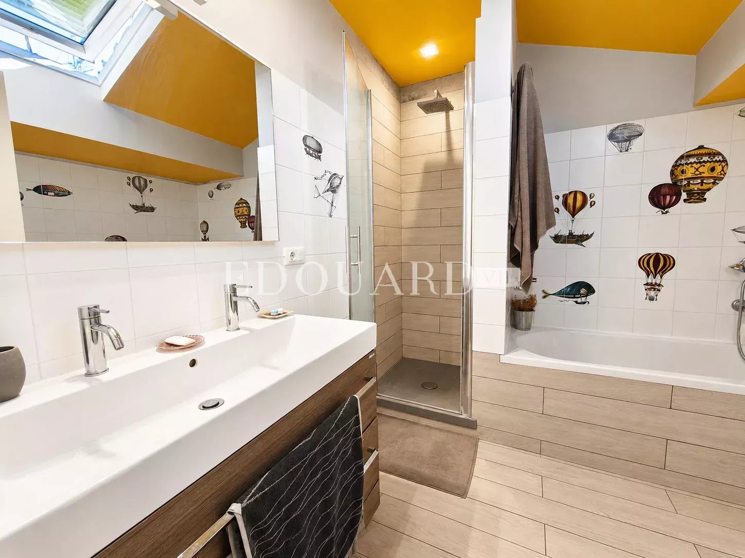 Villa indépendante à vendre, en excellent état avec piscine, jardin plat et vaste parking extérieur