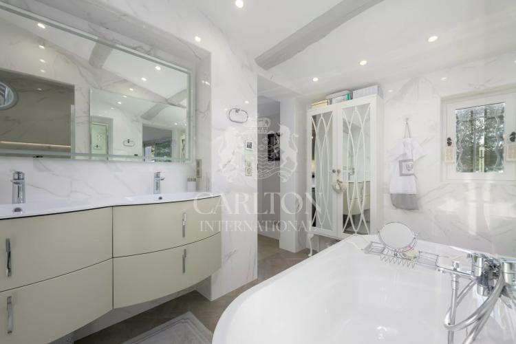 Èze – Élégante villa provençale avec vue mer exceptionnelle