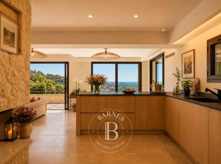Propriété en pierres rénovée avec vue panoramique sur la mer et le village de Saint-Paul-de-Vence