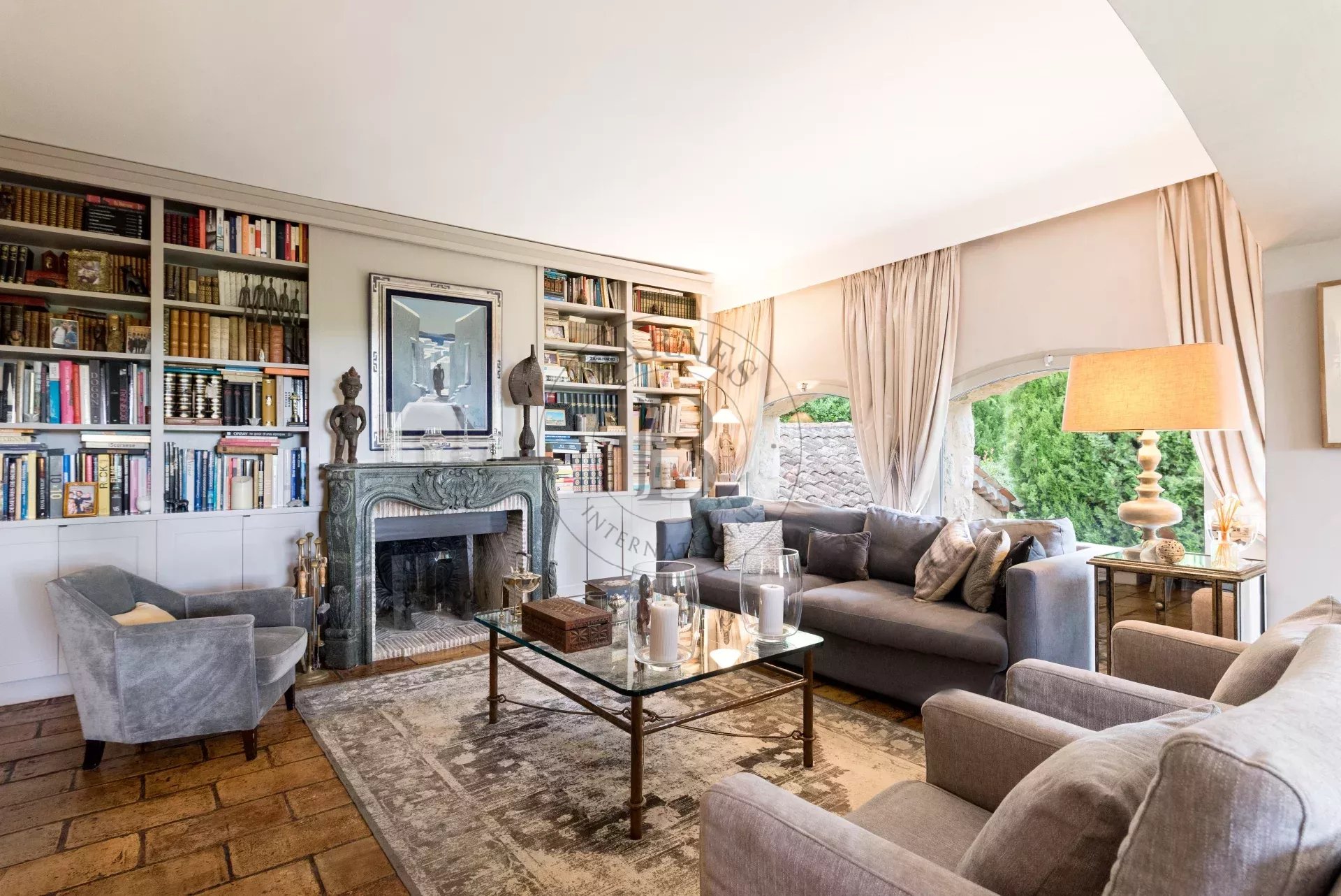 PROCHE MOUGINS - VILLA DE CHARME - AU CALME