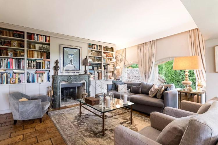 PROCHE MOUGINS - VILLA DE CHARME - AU CALME