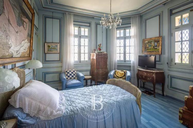 SAINT-RAPHAËL - VILLA "BELLE-EPOQUE" PIEDS DANS L'EAU