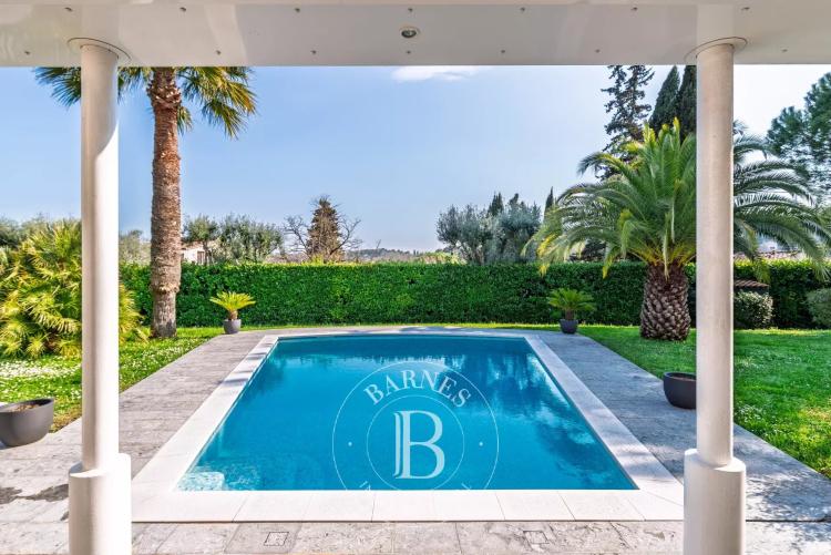 À pied du village de Valbonne – Villa plein sud, piscine, studio indépendant