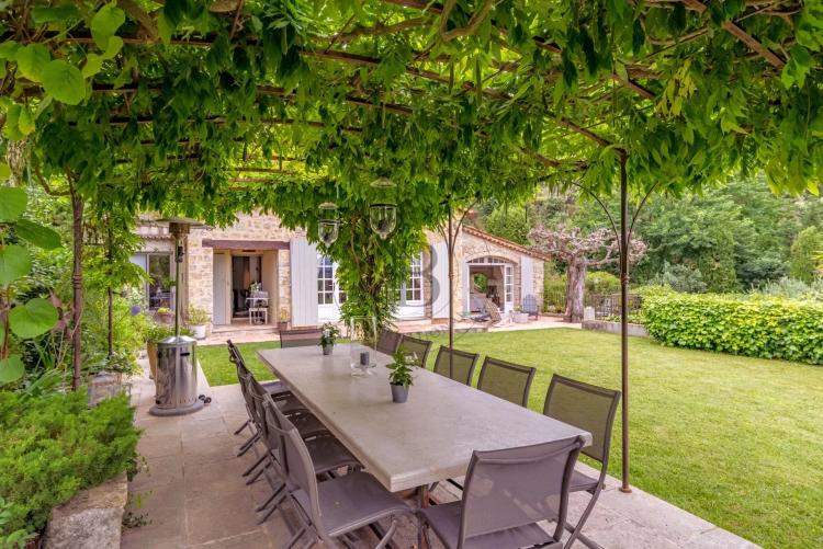 PROCHE MOUGINS - VILLA DE CHARME - AU CALME