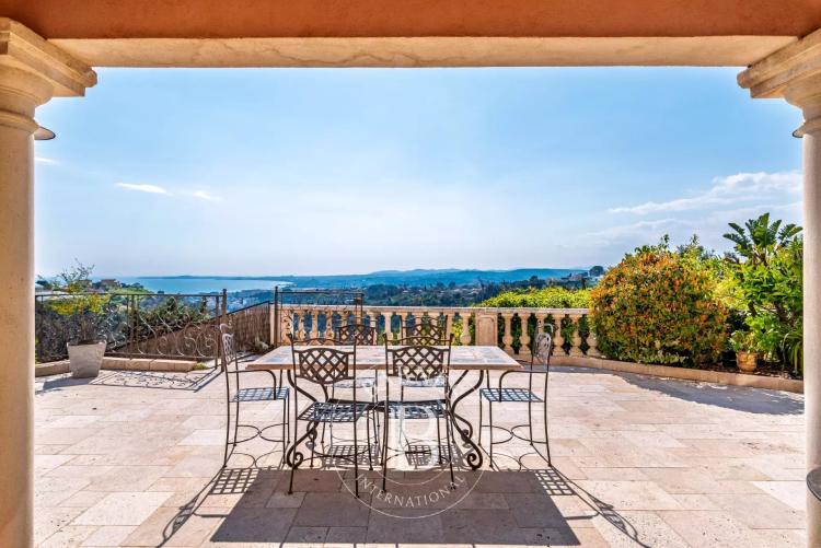 CAGNES-SUR-MER – PROPRIÉTÉ D’EXCEPTION EN POSITION DOMINANTE – VUE PANORAMIQUE MER