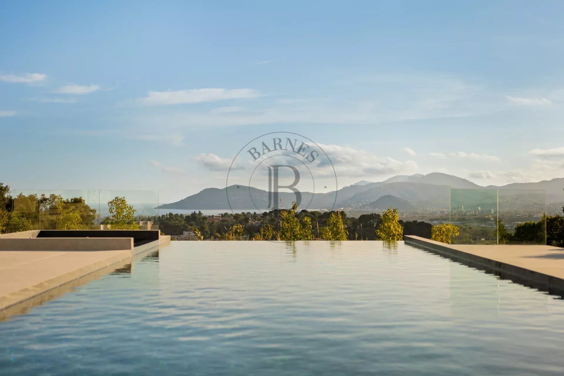 MOUGINS - PROPRIÉTÉ D’EXCEPTION - VUE PANORAMIQUE MER ET MONTAGNE