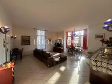 En exclusivité charmant trois pièces à vendre, au premier étage d'un magnifique immeuble classé
