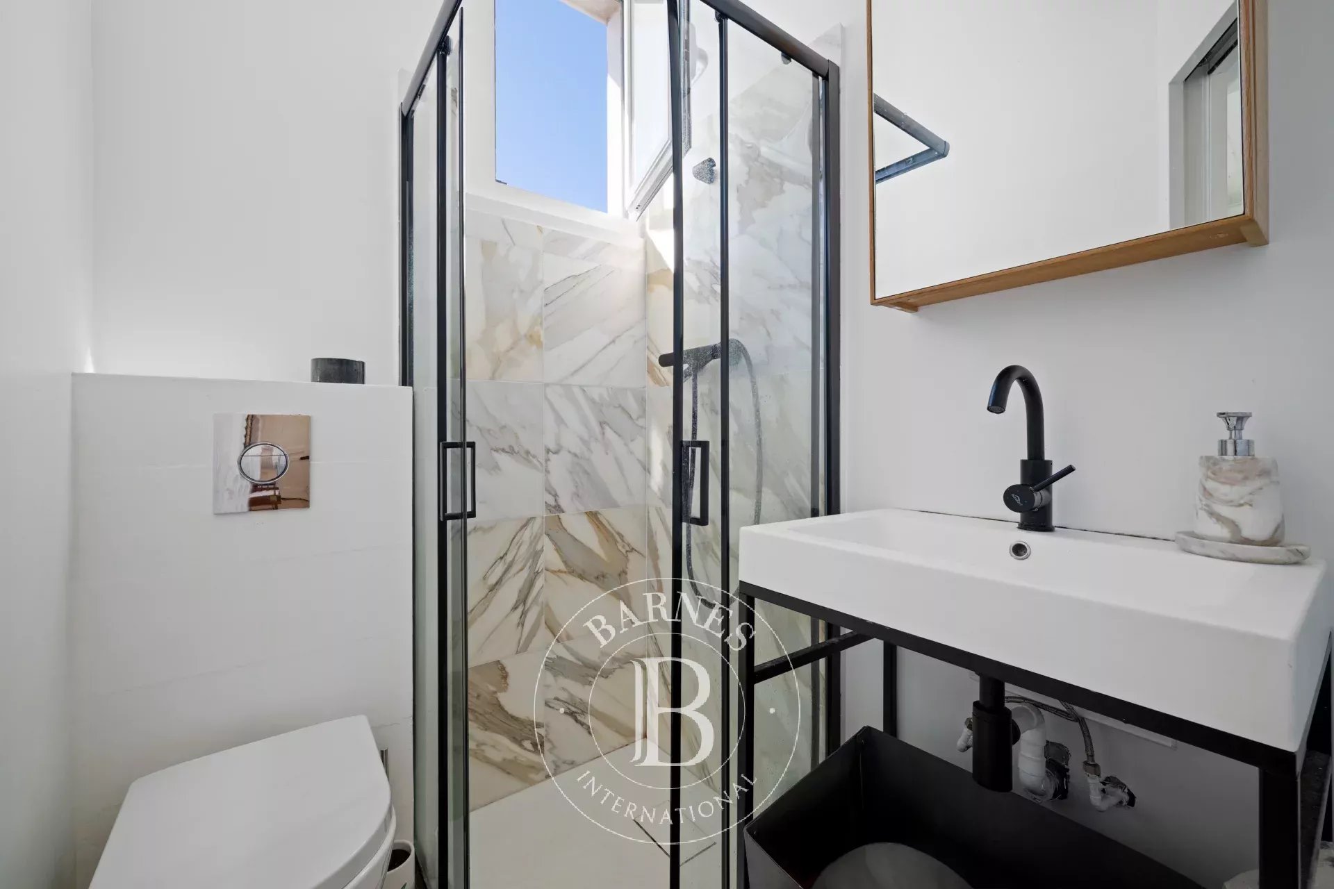 SAINT-JEAN-CAP-FERRAT – APPARTEMENT EN DERNIER ÉTAGE AVEC APERÇU MER ET JARDIN PRIVATIF