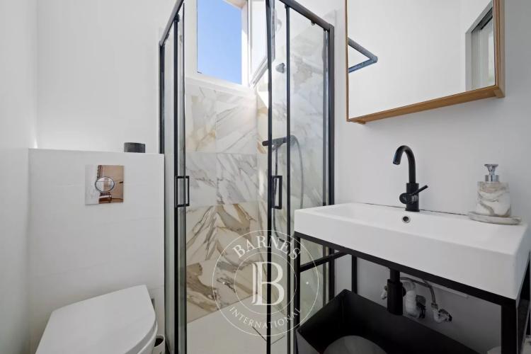 SAINT-JEAN-CAP-FERRAT – APPARTEMENT EN DERNIER ÉTAGE AVEC APERÇU MER ET JARDIN PRIVATIF