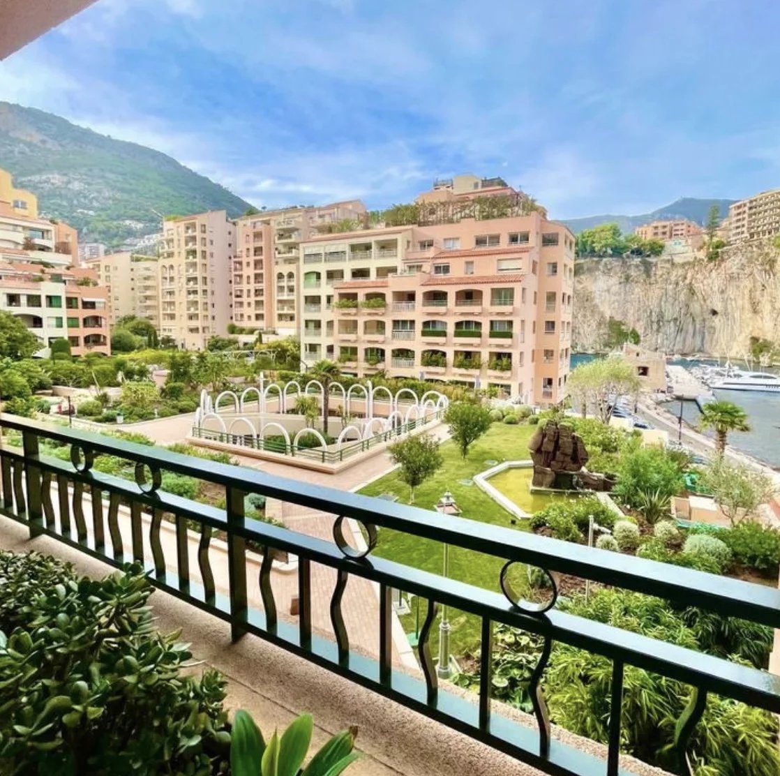 Un appartement luxueusement rénové avec vue sur port de Fontvielle