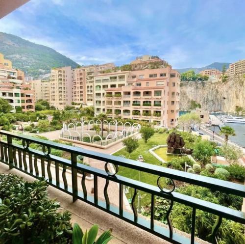 Un appartement luxueusement rénové avec vue sur port de Fontvielle