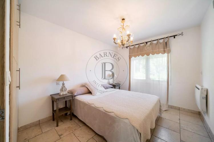 MOUGINS - VILLA DANS UN DOMAINE PRIVE - A PIEDS DES COMMODITES