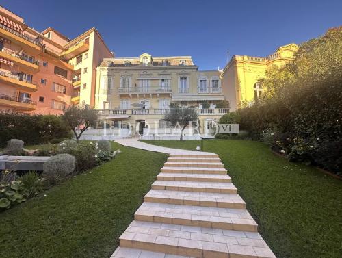 Dans le centre de Menton, à vendre spacieux studio en bon état avec grande terrasse exposée Ouest