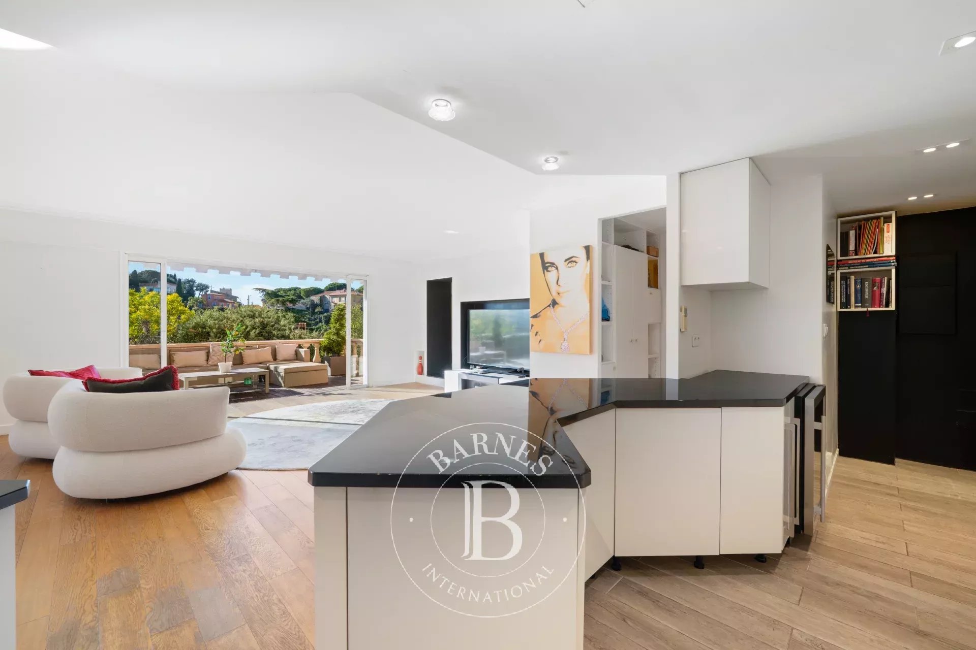 VILLEFRANCHE-SUR-MER — ÉLÉGANT DUPLEX AVEC VUE PANORAMIQUE DÉGAGÉE