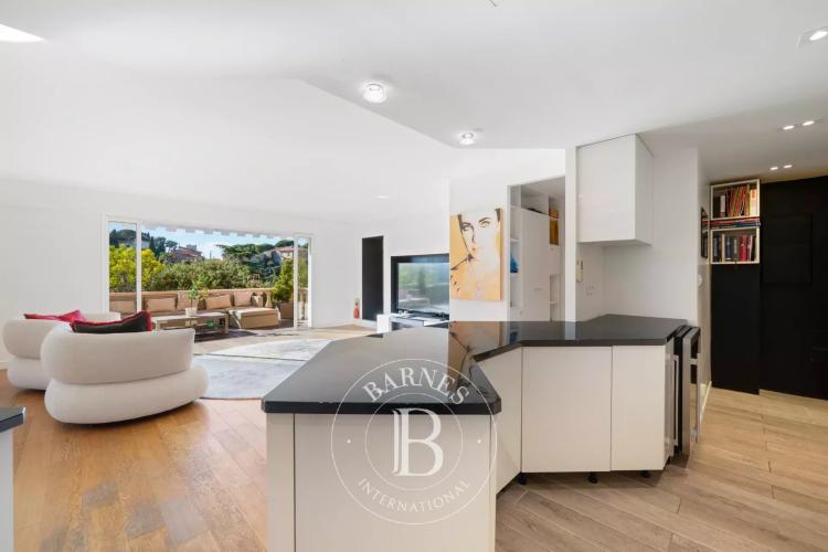 VILLEFRANCHE-SUR-MER — ÉLÉGANT DUPLEX AVEC VUE PANORAMIQUE DÉGAGÉE