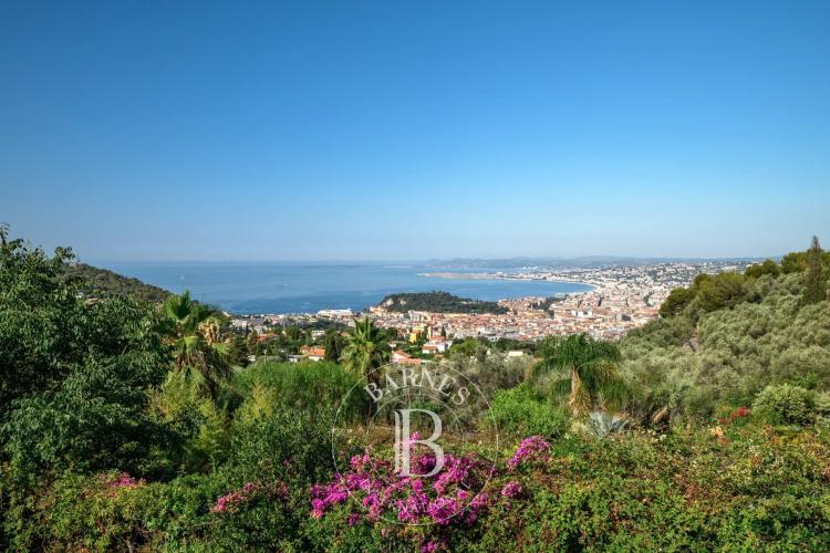 NICE – SECTEUR VINAIGRIER - VASTE PROPRIÉTÉ D'EXCEPTION AVEC MAISON D'HÔTES, PISCINE, TENNIS ET VUE PANORAMIQUE