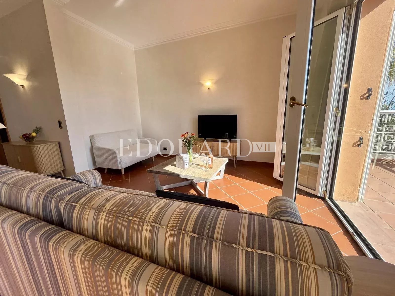 Dans un domaine privé et sécurisé, à vendre villa de prestige avec vue panoramique sur la Principauté de Monaco