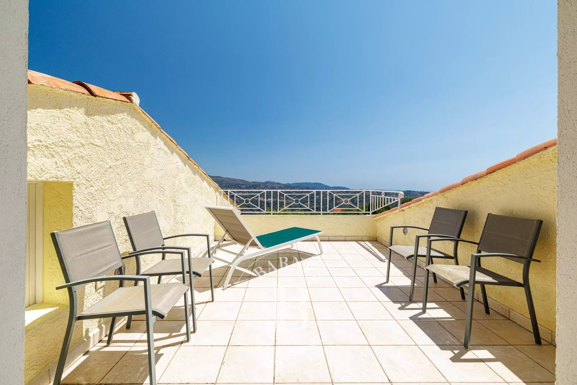 Gattières – Villa de caractère avec piscine et vue dégagée