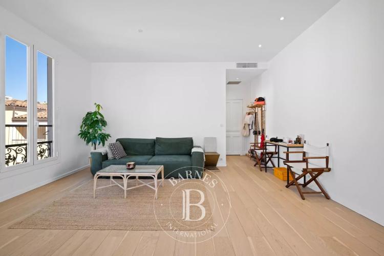 SAINT-JEAN-CAP-FERRAT – APPARTEMENT EN DERNIER ÉTAGE AVEC APERÇU MER ET JARDIN PRIVATIF