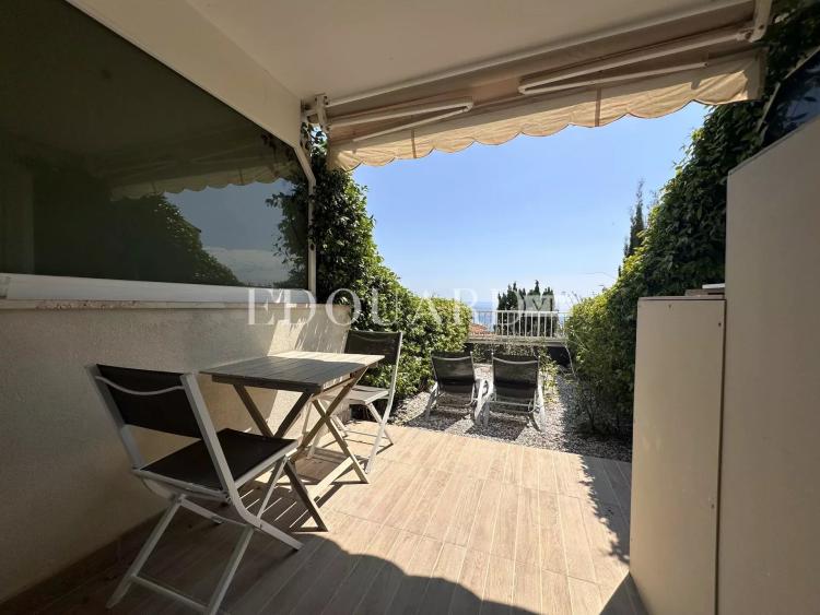 Petit studio en très bon état avec terrasse couverte, agréable jardin et magnifique vue mer panoramique