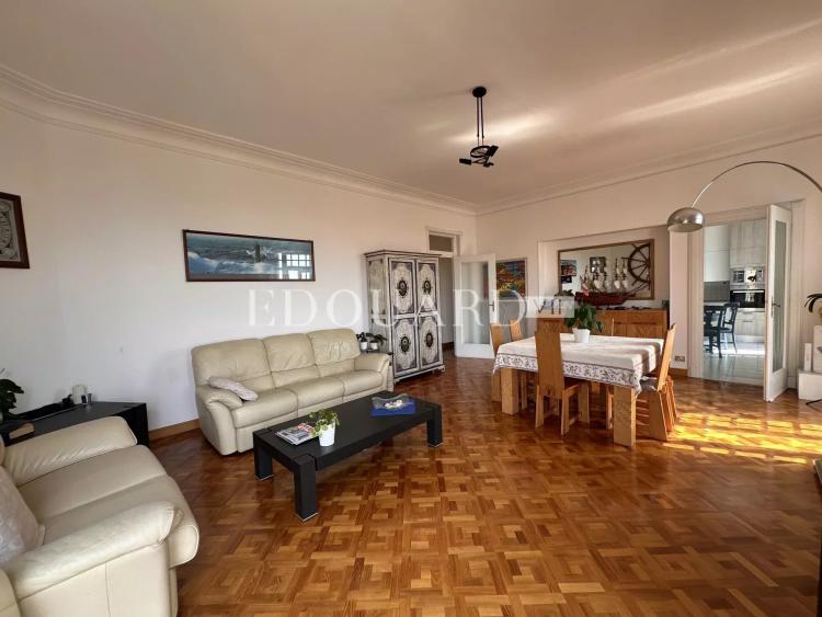 Vaste trois pièces à vendre avec belle vue sur la ville jusqu’à la mer, en plein centre de Menton