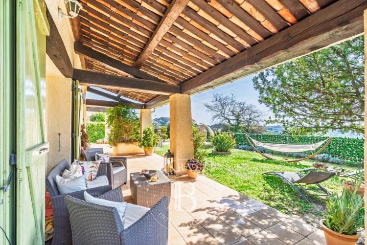 Grasse Saint-Jean - Villa avec appartement indépendant en position dominante vue mer au calme