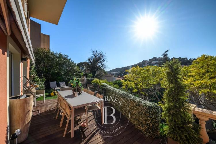 VILLEFRANCHE-SUR-MER — ÉLÉGANT DUPLEX AVEC VUE PANORAMIQUE DÉGAGÉE