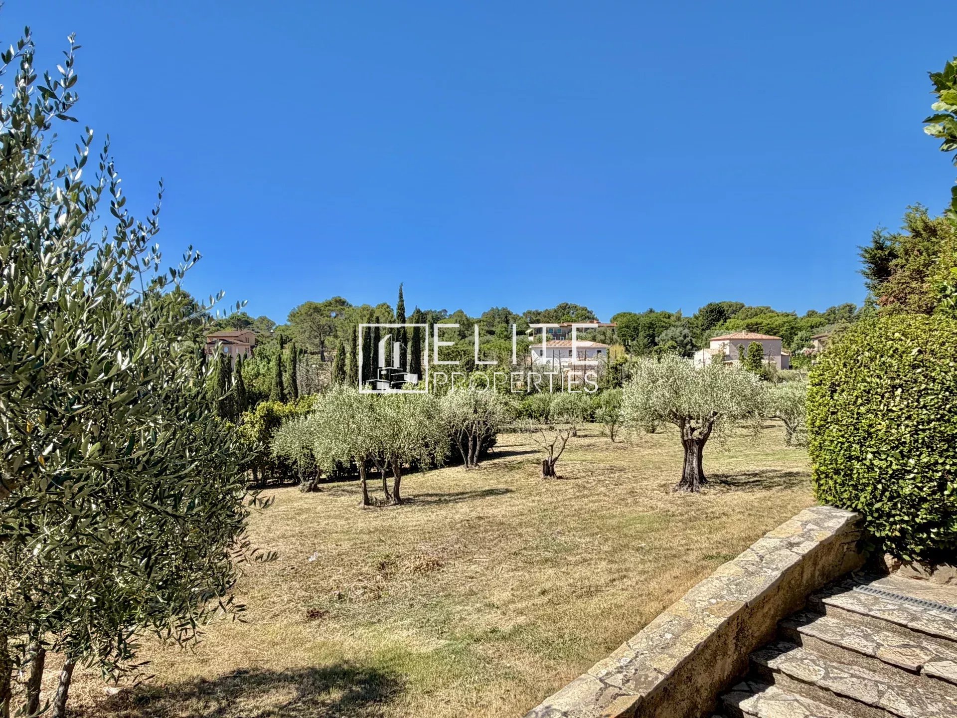 Mouans-Sartoux - Propriété familiale discrète - Le charme au naturel