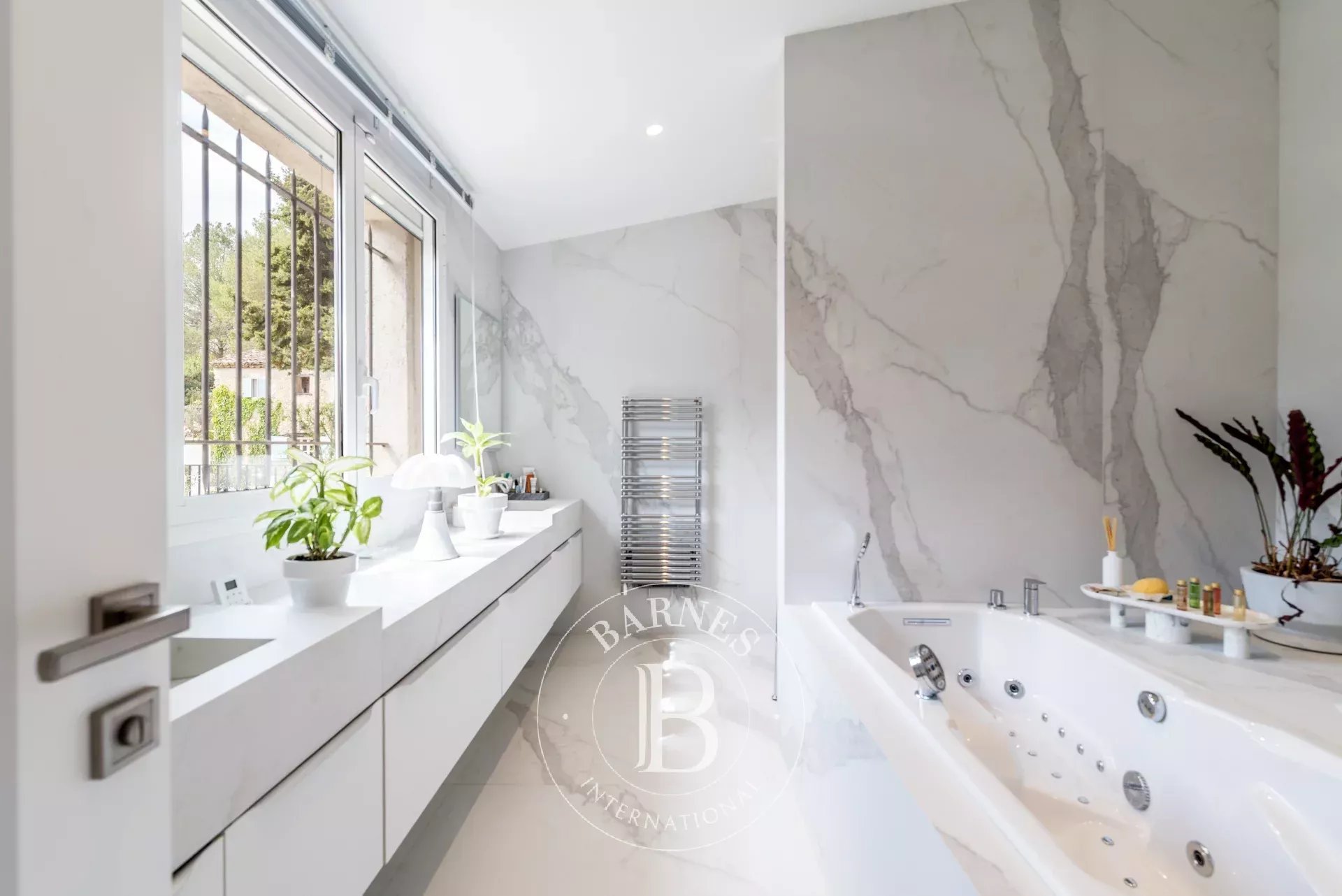 Valbonne - A pied du village - Propriété familiale rénovée - Maison d’amis - Mazet - Appartement indépendant.