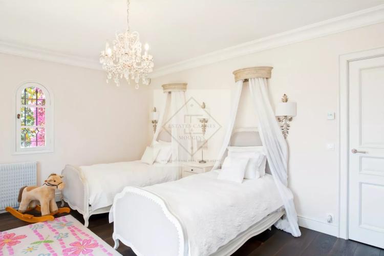 Élégante maison en pierre rénovée – Charme provençal près du Cap d’Antibes