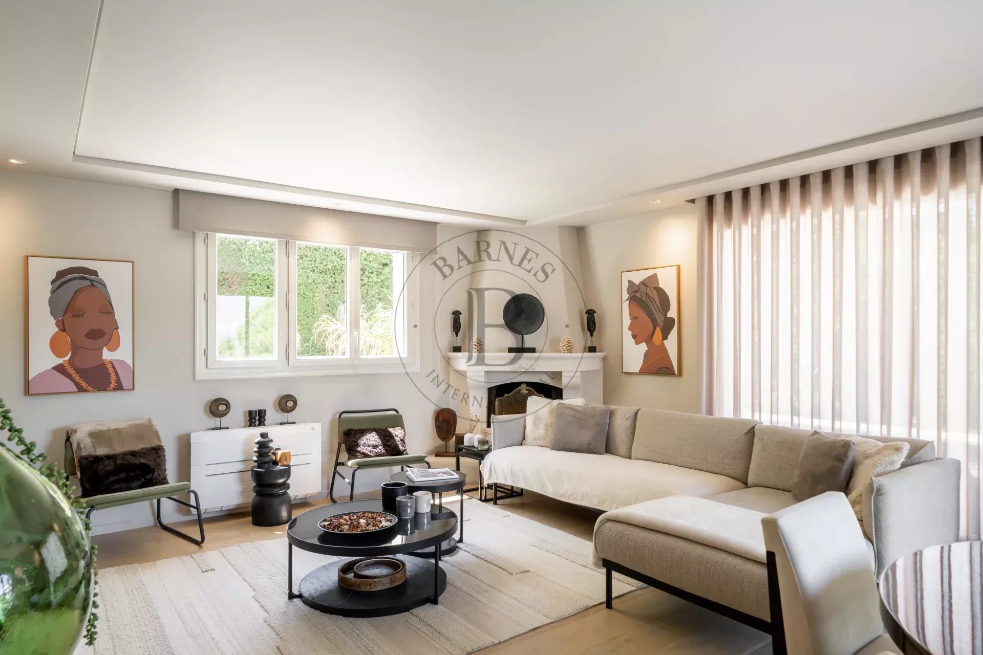 MOUGINS - VILLA DOMAINE FERME A PIED DES COMMERCES
