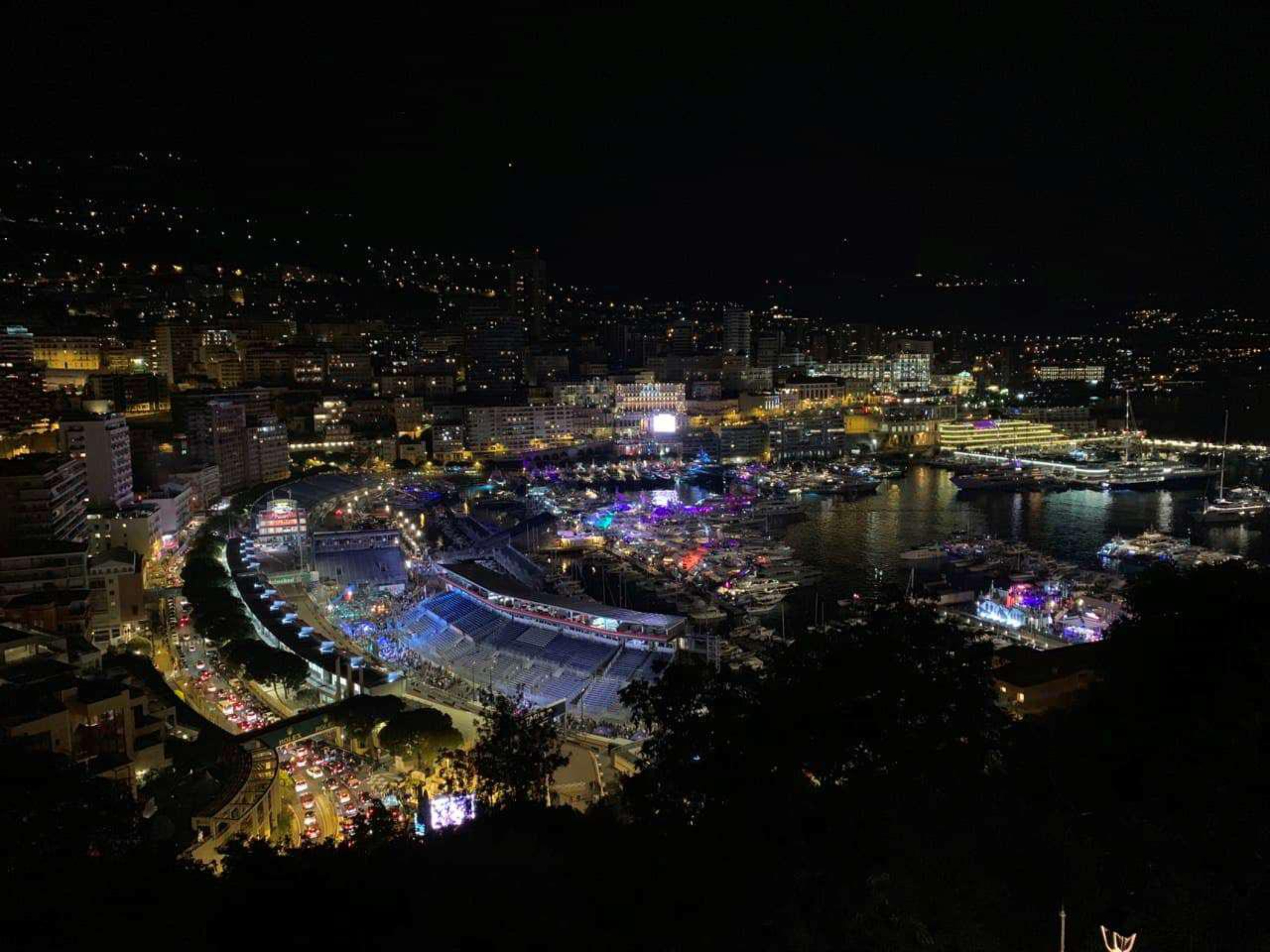 Monaco Ville: Duplex de caractère avec vues panoramiques sur Port Hercule et la mer