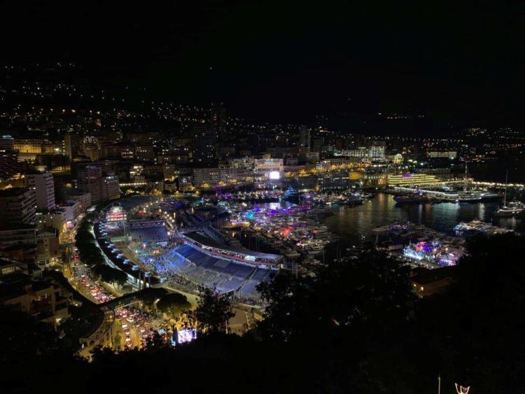 Monaco Ville: Duplex de caractère avec vues panoramiques sur Port Hercule et la mer