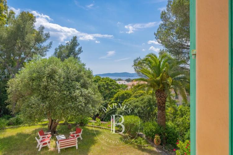 SAINT-RAPHAËL - VASTE VILLA BELLE-ÉPOQUE  AVEC VUE MER