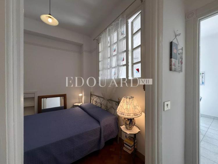 Vaste trois pièces à vendre avec belle vue sur la ville jusqu’à la mer, en plein centre de Menton