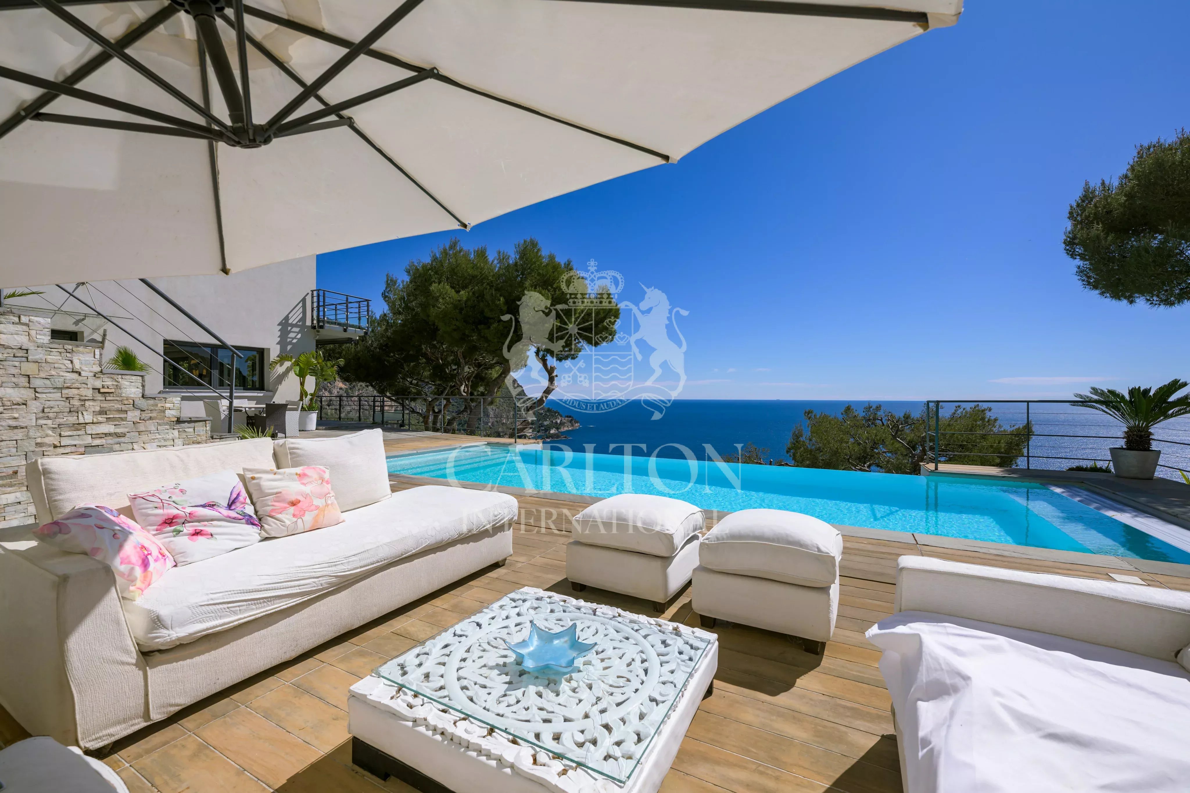Villa contemporaine avec vue mer panoramique et grand terrain à Èze Bord de Mer