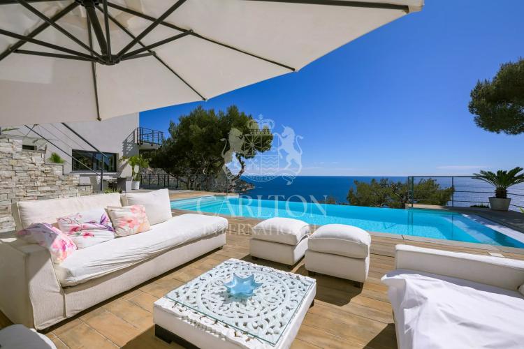 Villa contemporaine avec vue mer panoramique et grand terrain à Èze Bord de Mer
