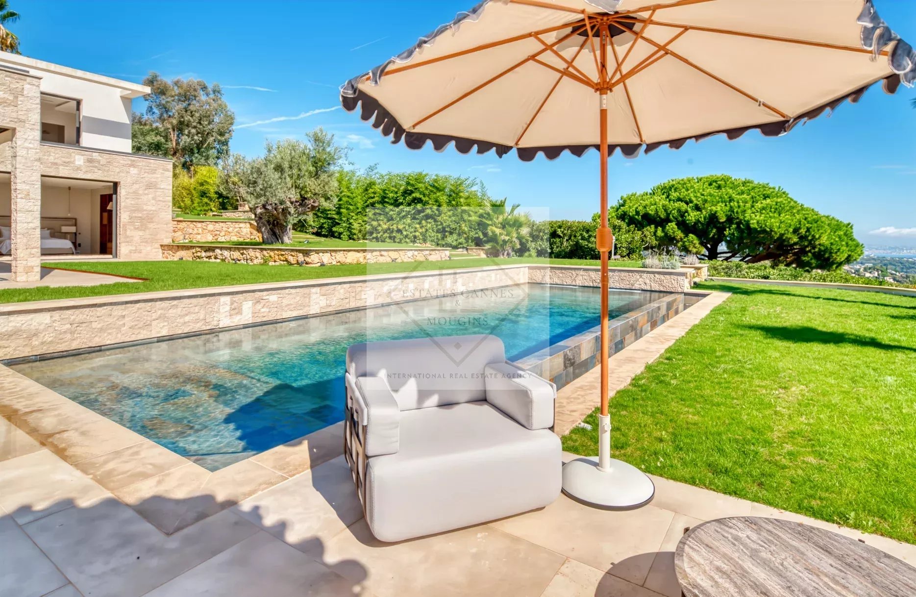 Villa contemporaine d'exception à Super Cannes – Vue mer panoramique, domaine privé et sécurisé